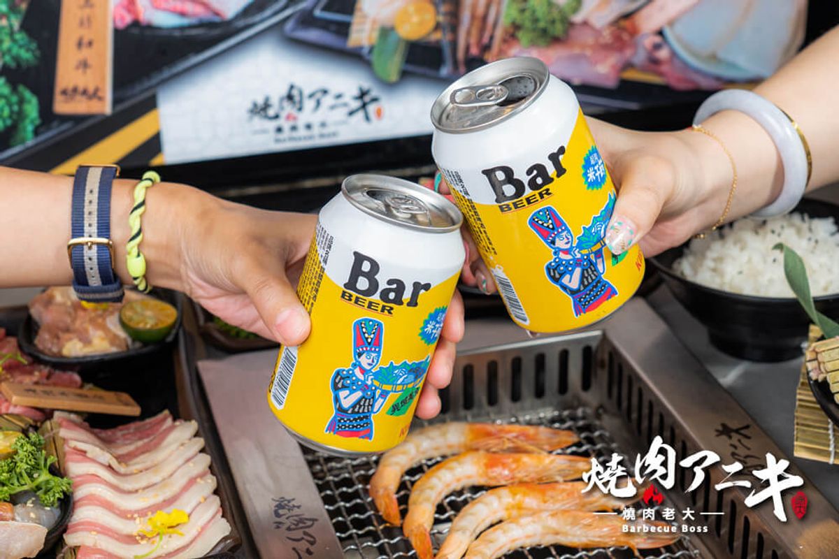 燒肉配啤酒乾杯