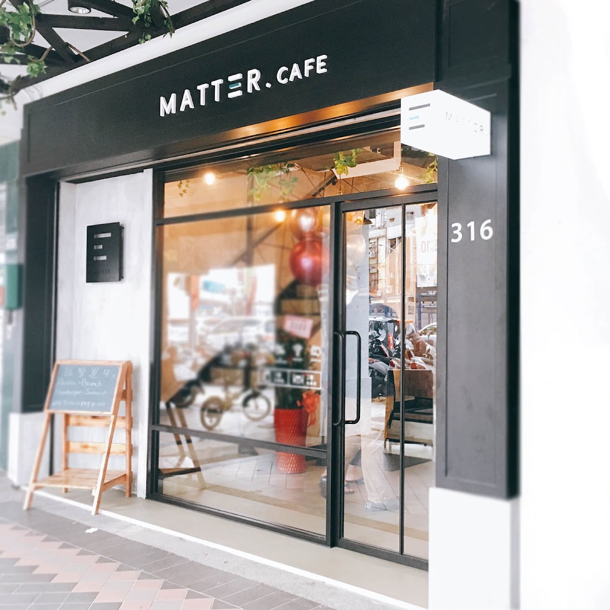 MATTER CAFE 板橋新埔站黑色招牌門面