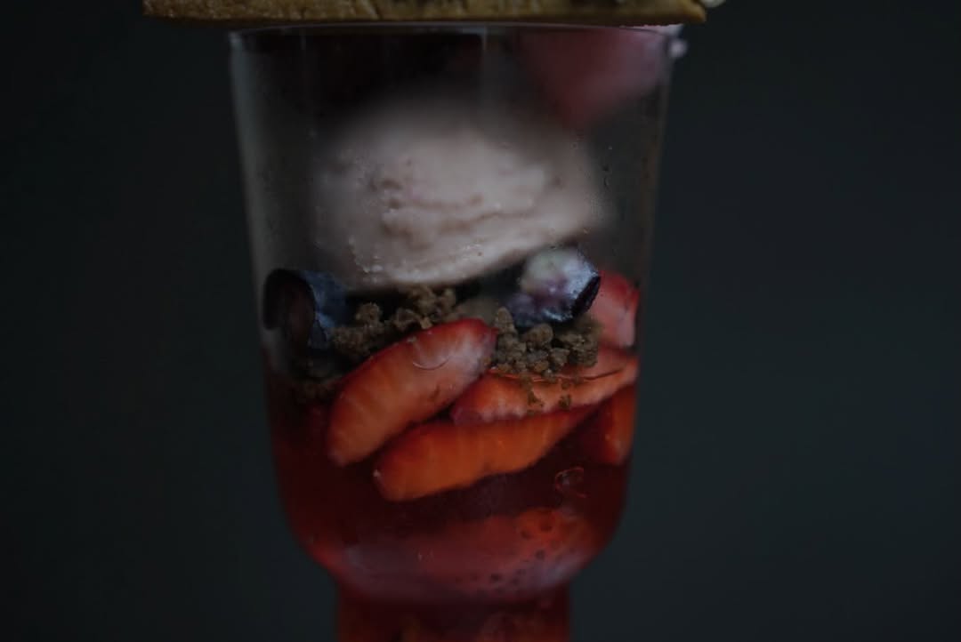 莓果芭菲杯，草莓藍莓與冰淇淋