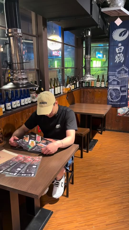 店內木質座位與滿牆清酒