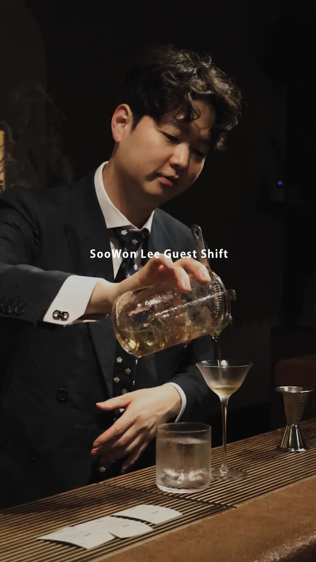 調酒師在吧台沖製調酒