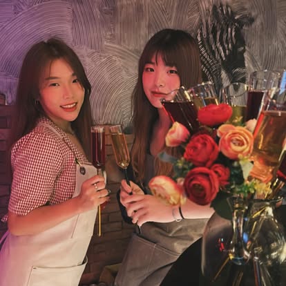 月餐酒館裡舉杯的客人