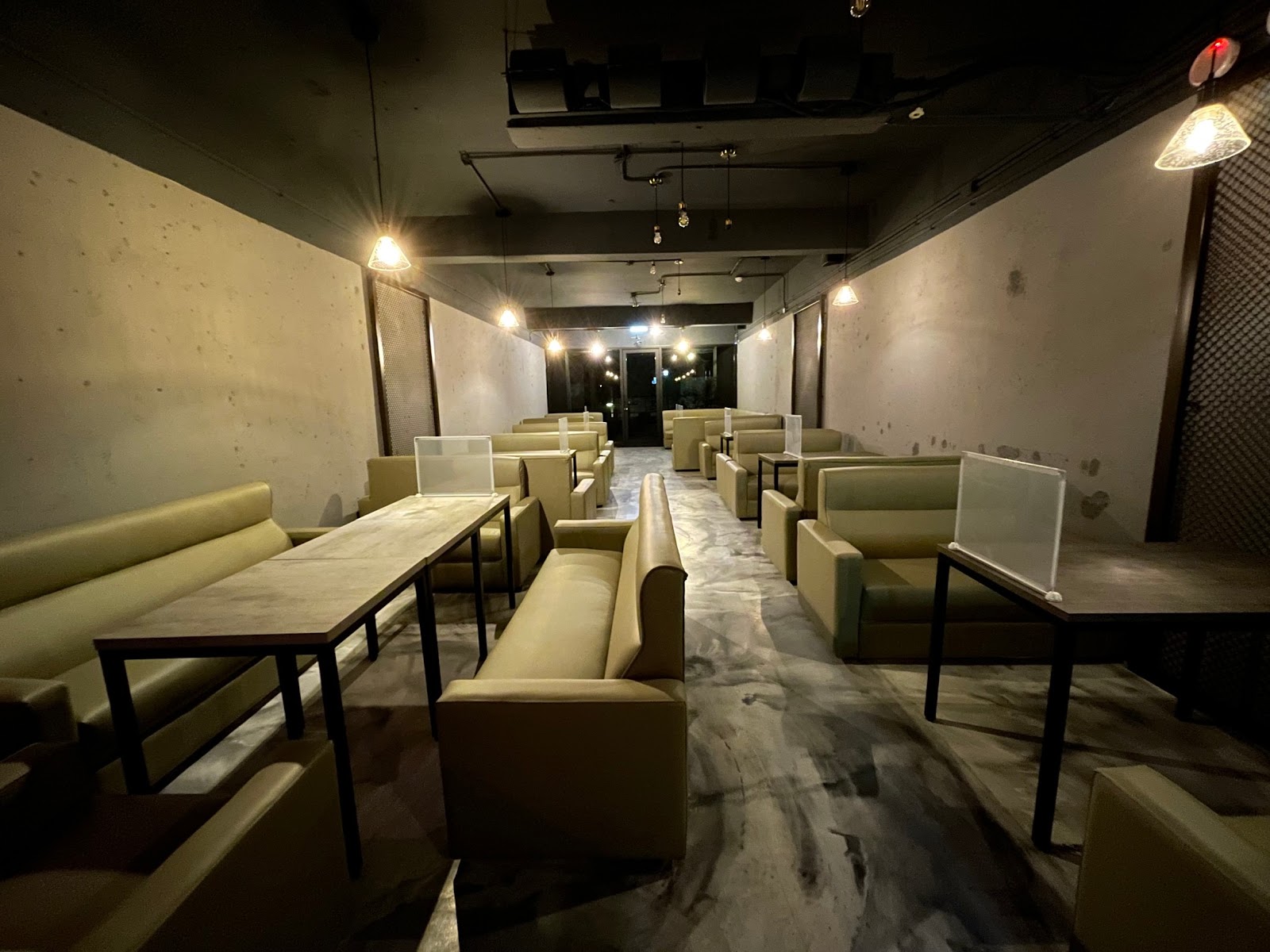 月餐酒館沙發座位區