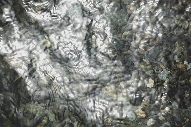 水面與卵石